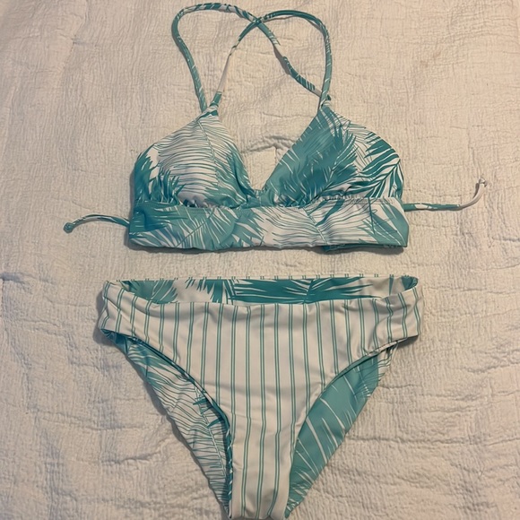 Bikini with reversible bottoms. Worn gently - excellent condition - Picture 2 of 5